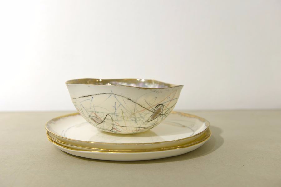 Teeschale und Unterteller aus Porzellan mit Gold von Selma Etareri