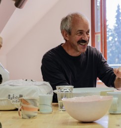 Fritz Roßmann gibt Porzellan-Workshop bei Gerald Scherübel